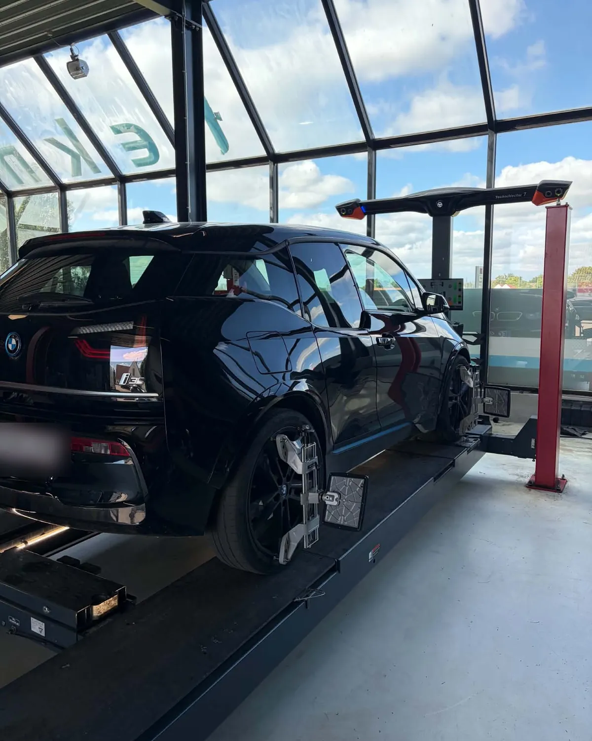 Elbil på liften i MB Autotekniks værksted