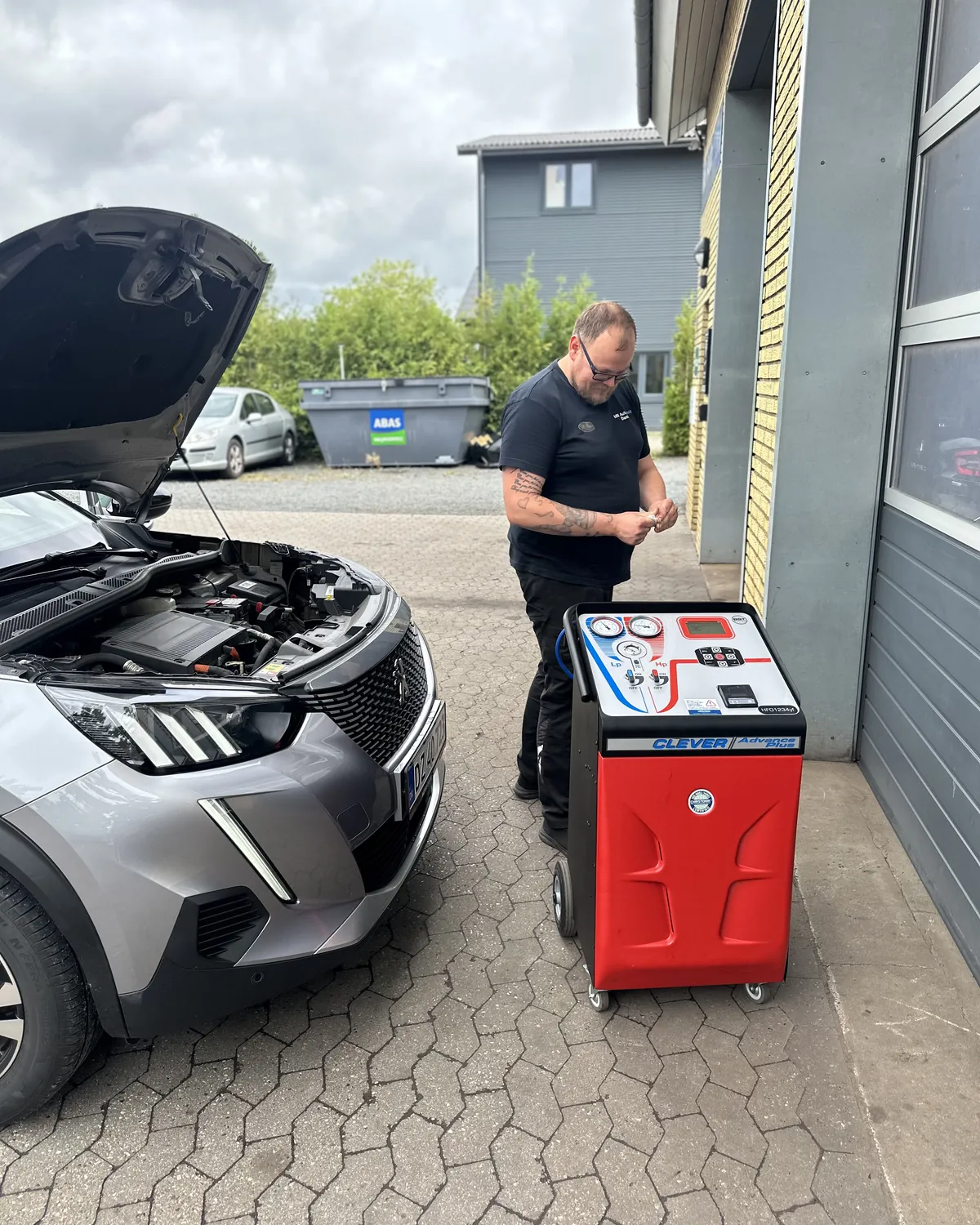Mekaniker fra MB Autoteknik ved A/C-servicestationen under service af en bils airconditionanlæg