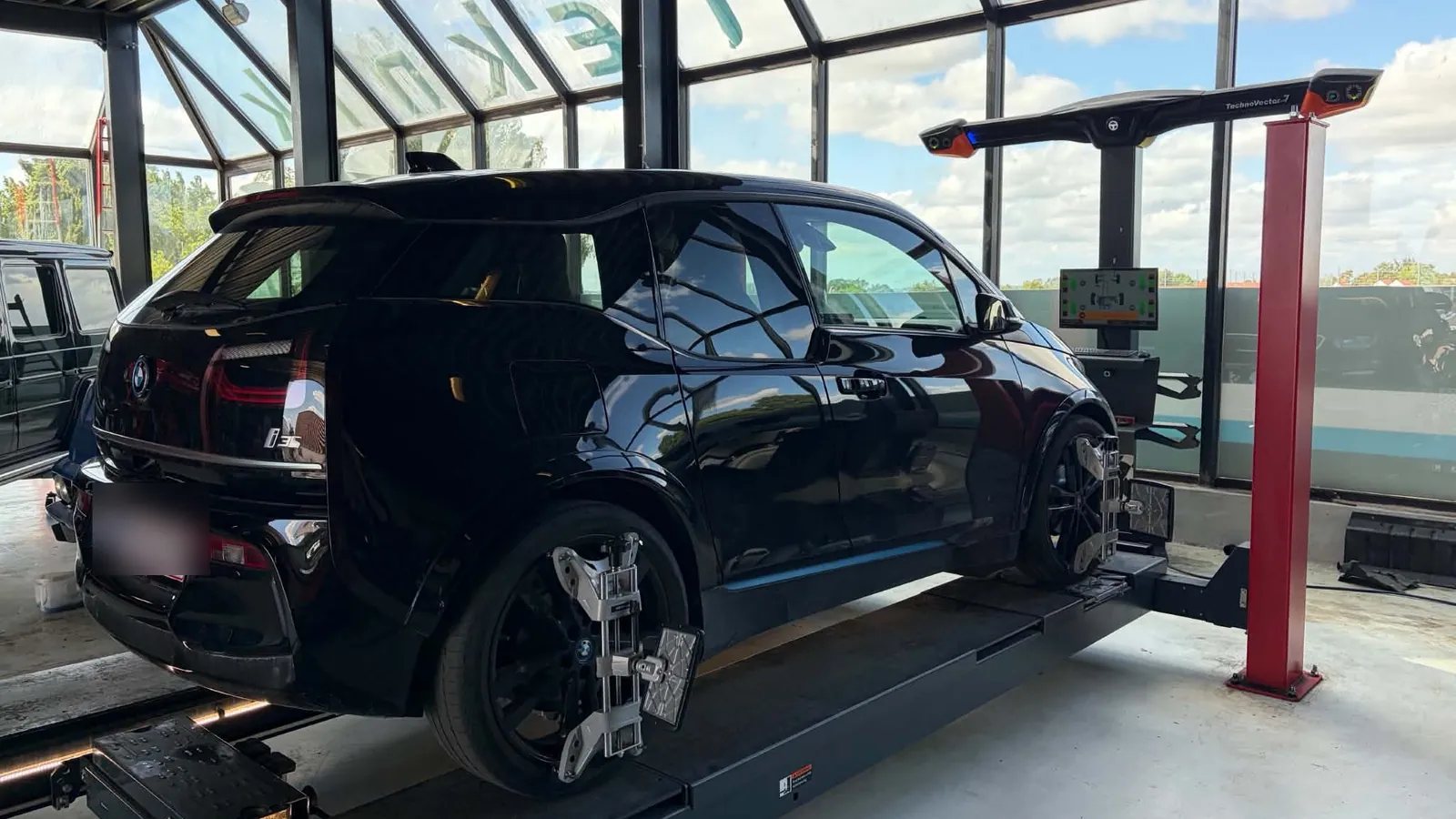 Elbil på liften i MB Autotekniks værksted i Ringsted